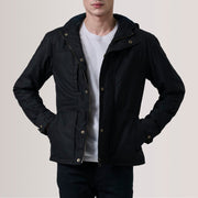 
Marlo Svart Canvas Hooded Work Läderjacka för Herr For Men in Black Waxed Cotton Canvas - Framifrån med skräddarsydd silhuett | Handla online