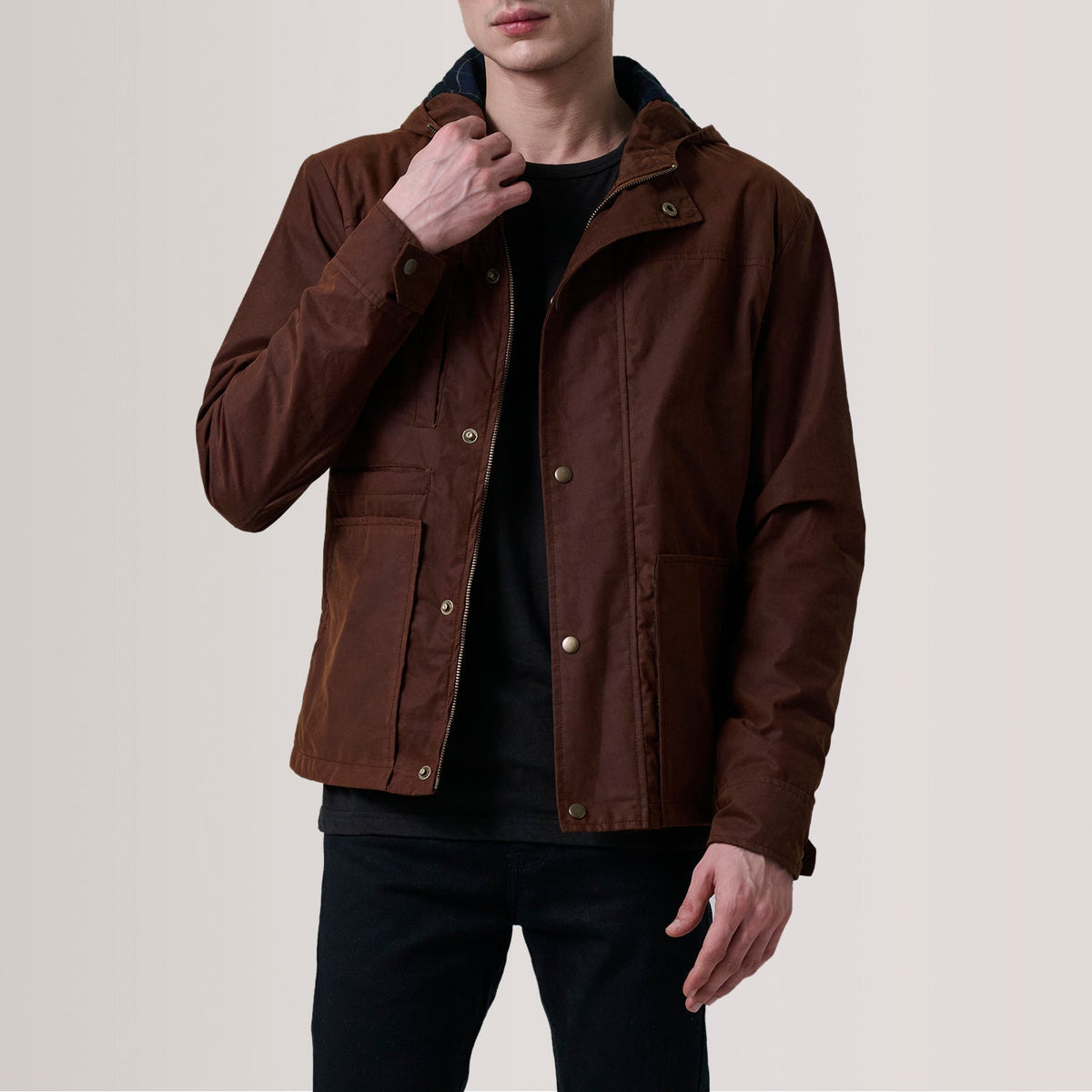 
Marlo Brun Canvas Hooded Work Läderjacka för Herr For Men in Brown Waxed Cotton Canvas - Framifrån med skräddarsydd silhuett | Handla online