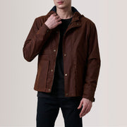 
Marlo Brun Canvas Hooded Work Läderjacka för Herr For Men in Brown Waxed Cotton Canvas - Framifrån med skräddarsydd silhuett | Handla online