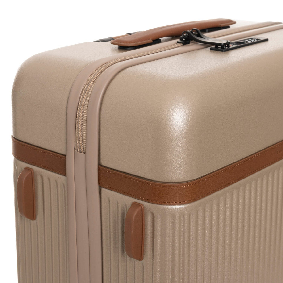 Tailored Rib Cuffs &amp; Hem Craftsmanship Construction Detail on Medium Suitcase Zuna för Dam