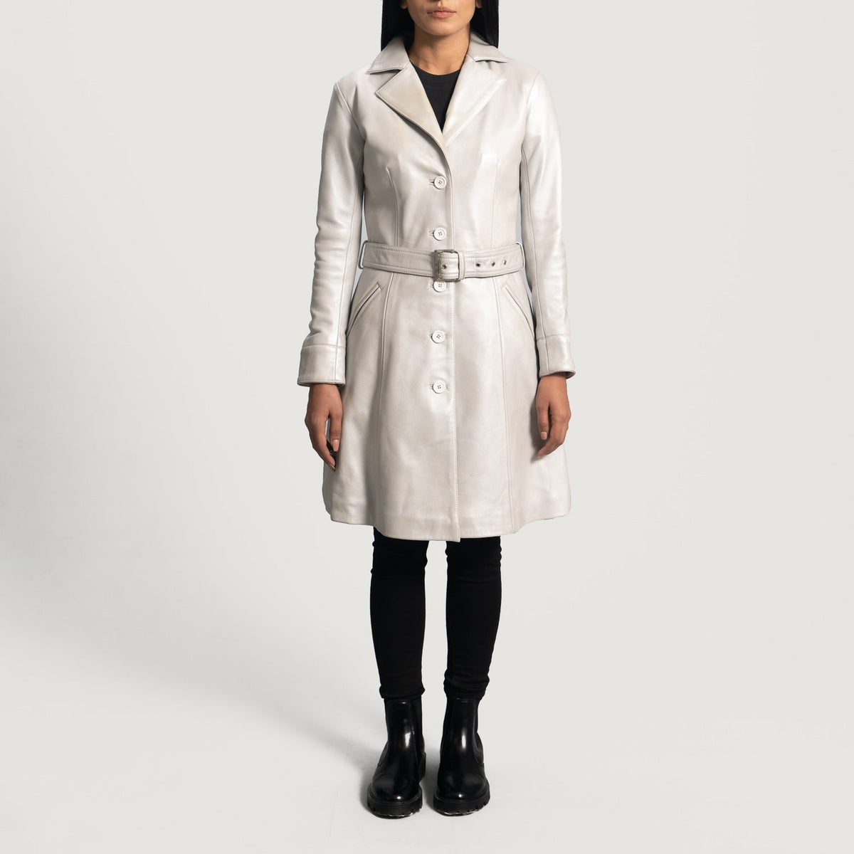 
Närbildsdetalj of Notch & Button Hardware on Moonlight Silver Trenchcoat i Läder för Dam