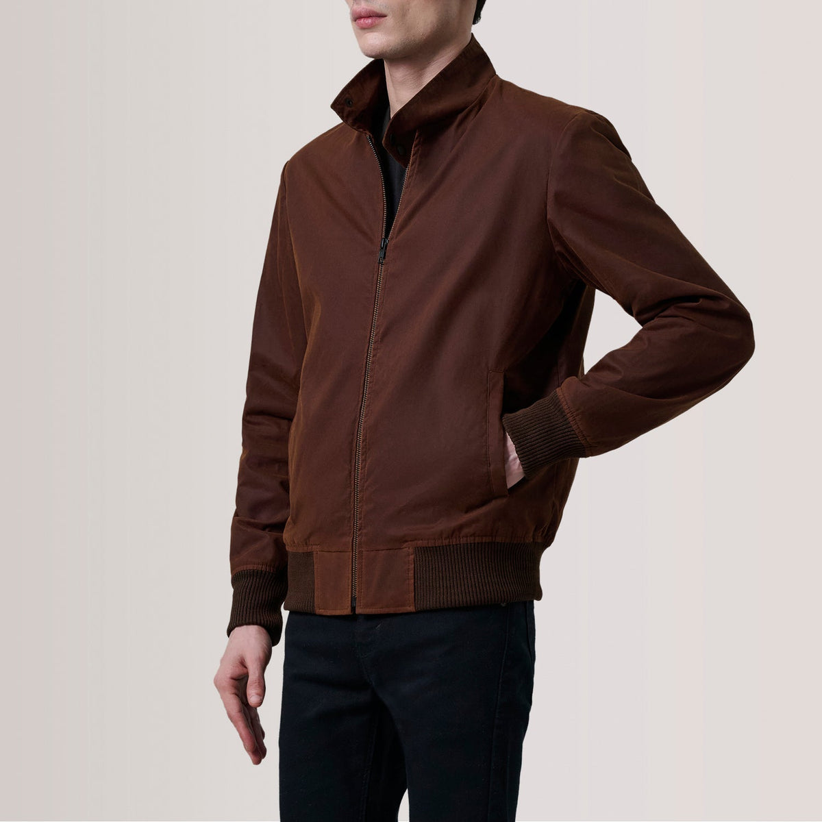 Morrison Brun Canvas Bomberjacka i Läder för Herr For Men - Lateral Side Profile View Showing Sleeve Cut &amp; Athletic Taper Fit