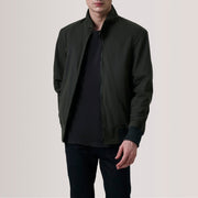
Morrison Olive Canvas Bomberjacka i Läder för Herr For Men in Olive Waxed Cotton Canvas - Framifrån med skräddarsydd silhuett | Handla online