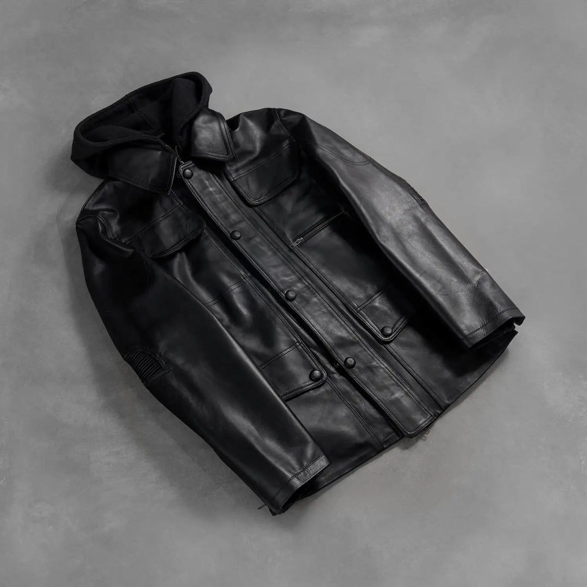 Zipper &amp; Hem Craftsmanship Construction Detail on Men's Moulder Hooded Svart Läderjacka för Herr