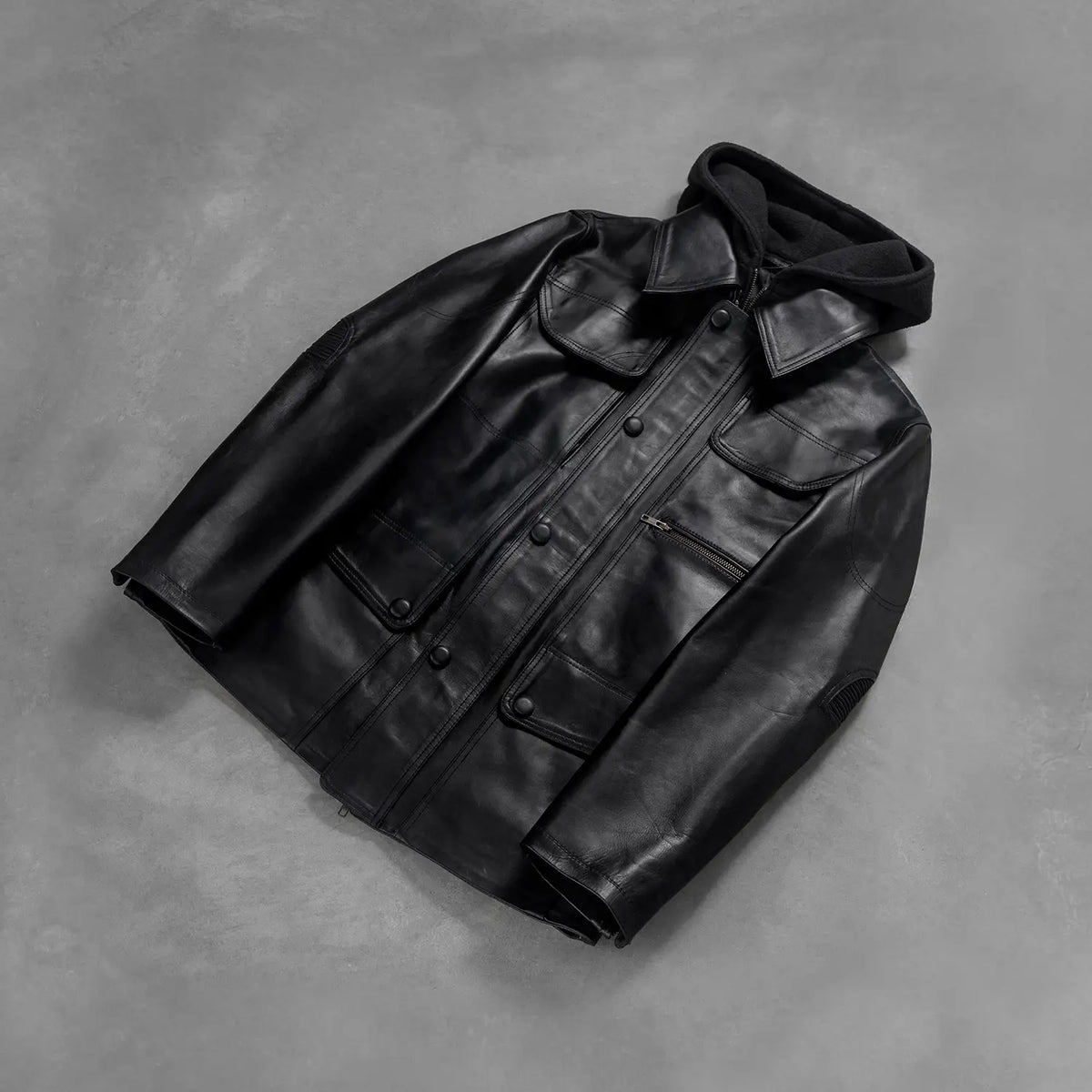 Styled Fit Perspective of Men's Moulder Hooded Svart Läderjacka för Herr on Model - Natural Daylight Drape