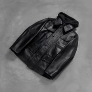 Styled Fit Perspective of Men's Moulder Hooded Svart Läderjacka för Herr on Model - Natural Daylight Drape