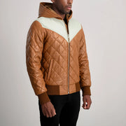 
Passformsperspektiv på  Norman Tan Hooded Bomber Leather Puffer Jacket på modell i naturligt dagsljus