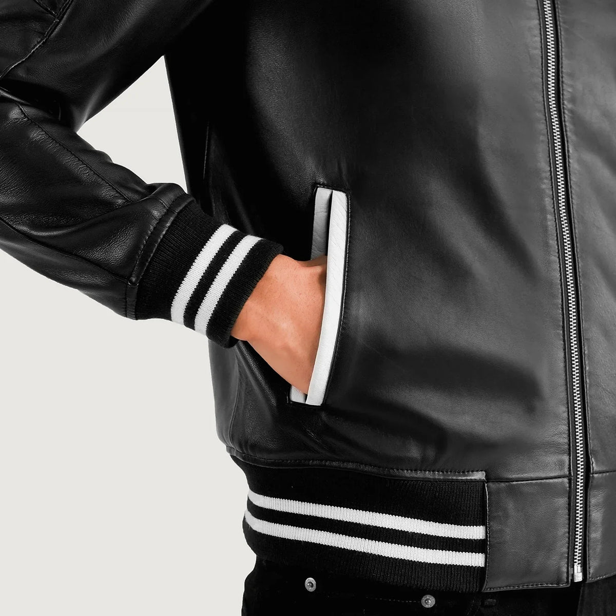 Pascal Svart Leather Varsity Läderjacka för Herr - Lateral Side Profile View Showing Sleeve Cut &amp; Athletic Taper Fit