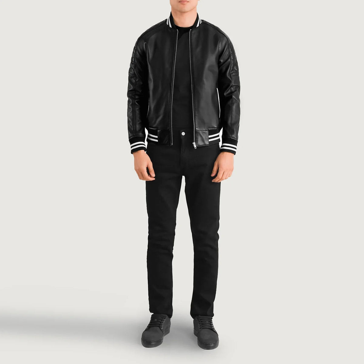 Close-Up Detail of Varsity collar &amp; Zipper Hardware on Pascal Svart Leather Varsity Läderjacka för Herr