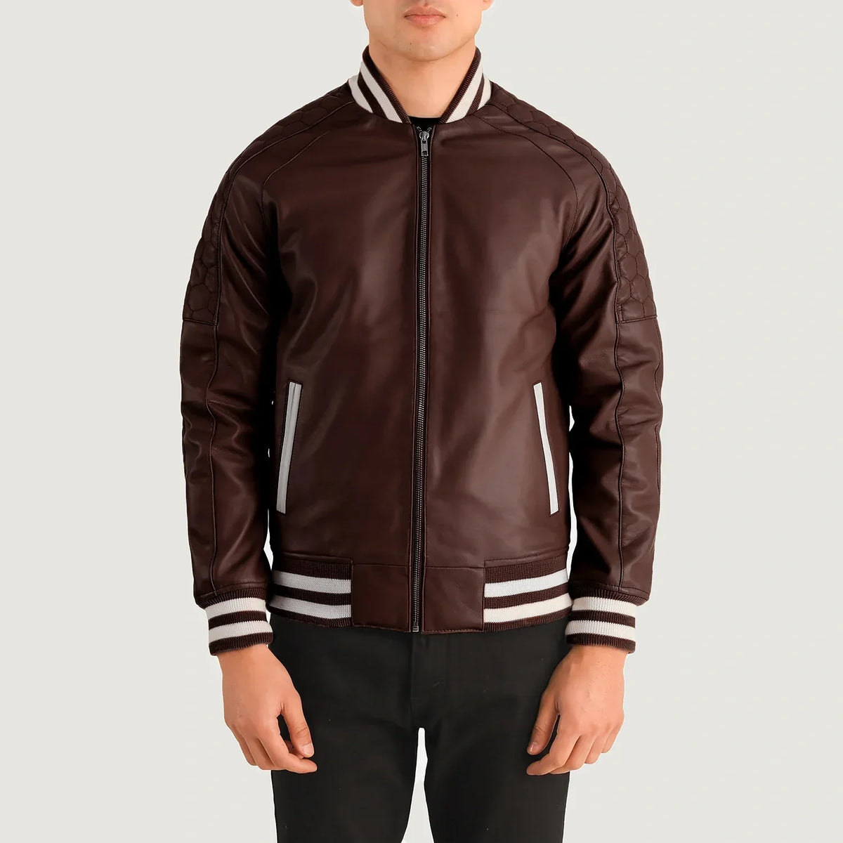 Close-Up Detail of Varsity collar &amp; Zipper Hardware on Pascal Maroon Leather Varsity Läderjacka för Herr