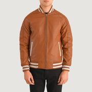 Close-Up Detail of Varsity collar &amp; Zipper Hardware on Pascal Ljusbrun Brun Leather Varsity Läderjacka för Herr