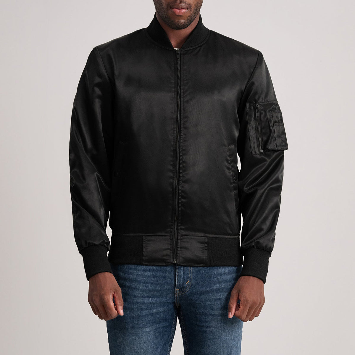 Quinton MA-1 Svart Bomberjacka i Läder för Herr in Black Satin - Front Profile View &amp; Tailored Silhouette | Buy Online
