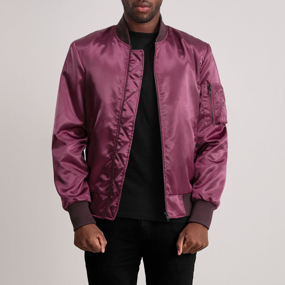Quinton MA-1 Maroon Bomberjacka i Läder för Herr - Lateral Side Profile View Showing Sleeve Cut &amp; Athletic Taper Fit