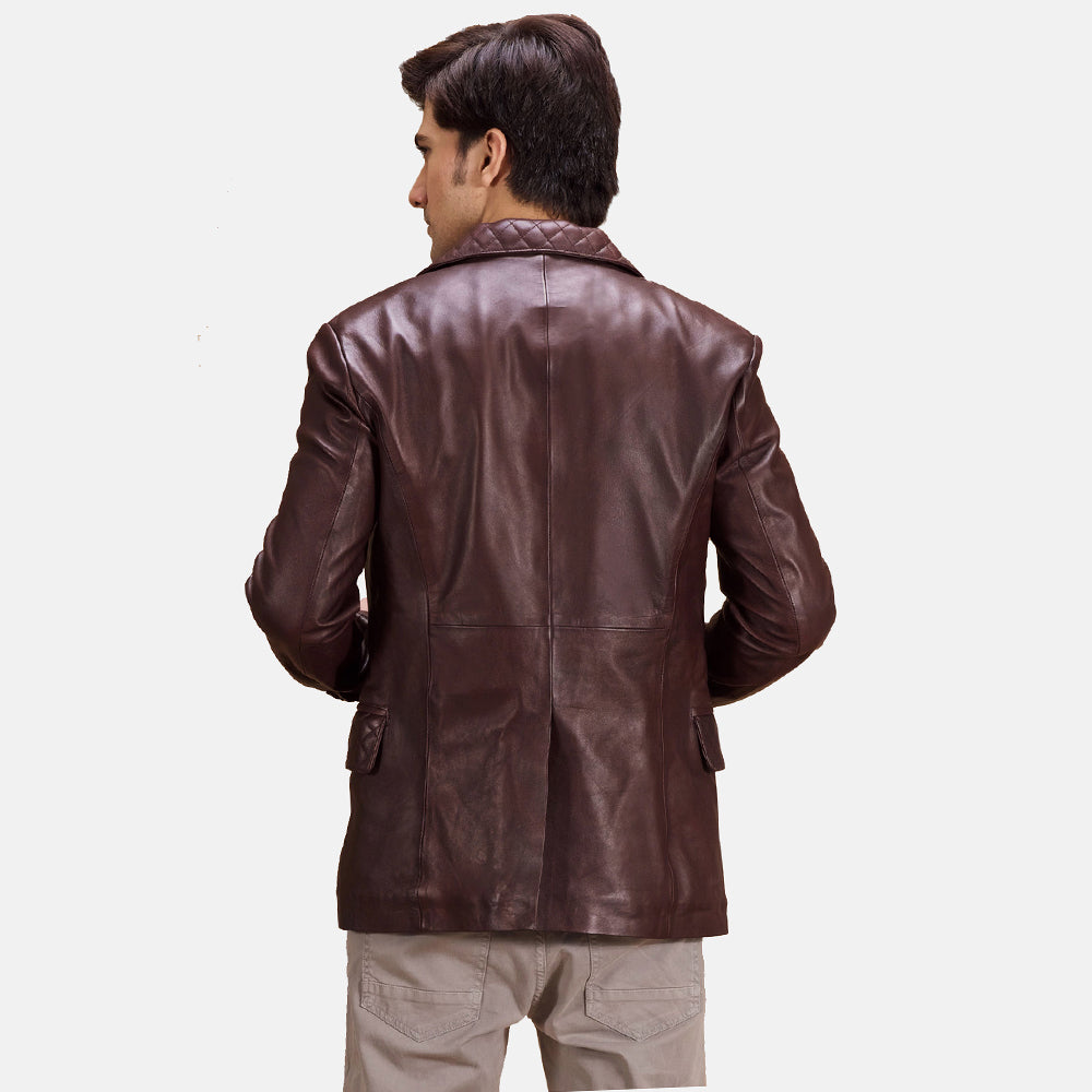 Close-Up Detail of Notch &amp; Button Hardware on Radaron Quilted Maroon Leather Blazer för Herr