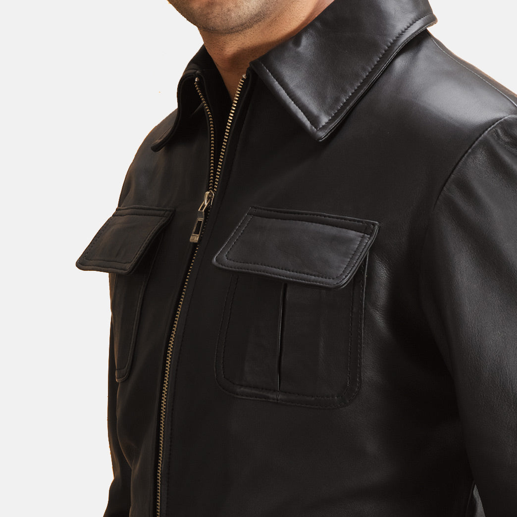 Close-Up Detail of Shirt &amp; Zipper Hardware on Raven Svart Läderjacka för Herr