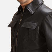 Close-Up Detail of Shirt &amp; Zipper Hardware on Raven Svart Läderjacka för Herr