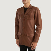 
Passformsperspektiv på  Ray Cutler Black Leather Blazer på modell i naturligt dagsljus