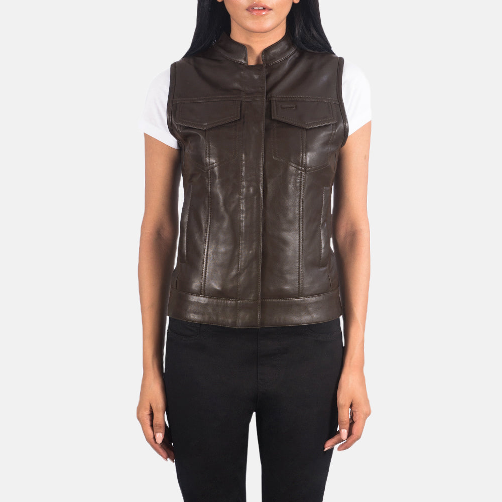 
Närbildsdetalj of Band & Zipper with Button Flap Hardware on Rayne Moto Brun Läderväst för Dam