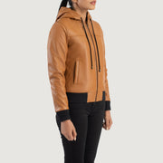 
Passformsperspektiv på  Rebella Green Hooded Suede Bomber Jacket på modell i naturligt dagsljus