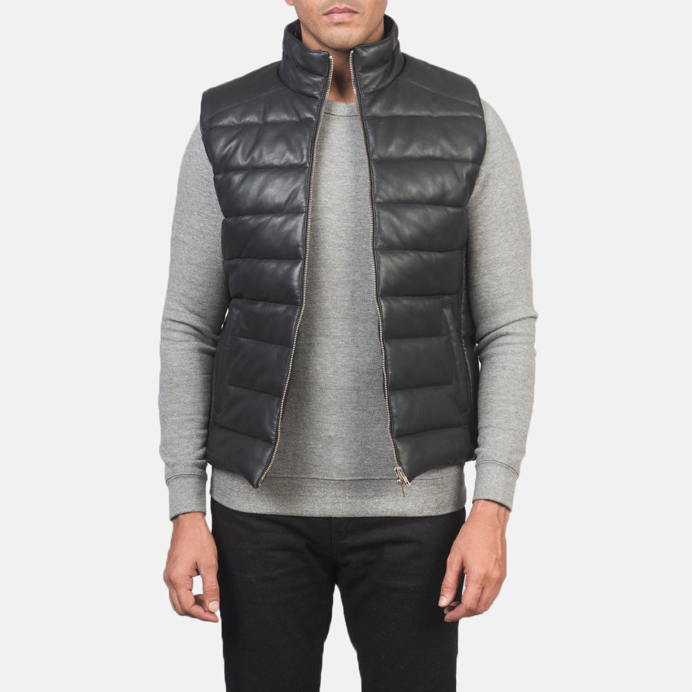 
Reeves Svart Leather Vadderad väst för Herr in Black Sheepskin Leather - Framifrån med skräddarsydd silhuett | Handla online