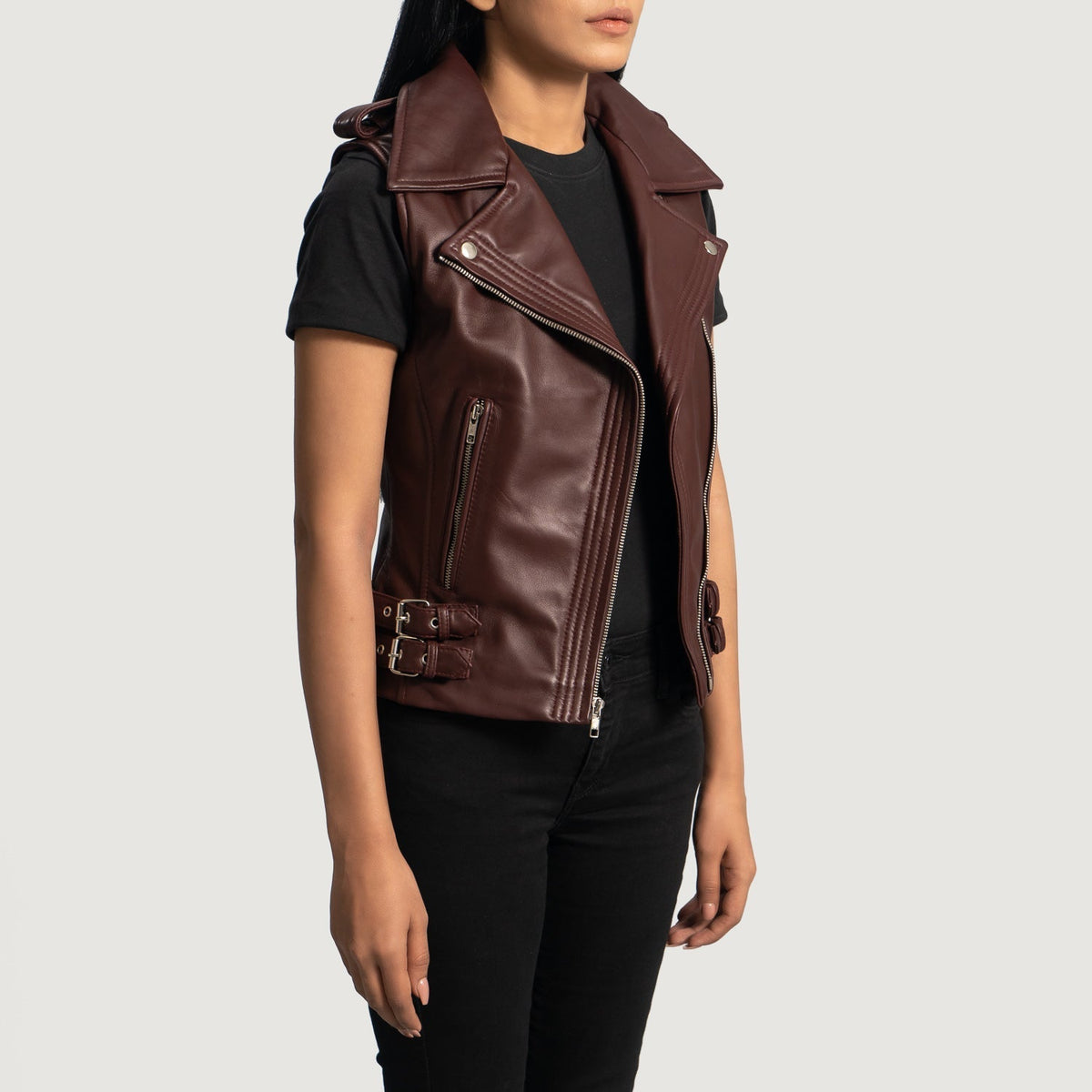 
Rhonda Kastanjebrun Leather Biker Vest för Dam - Sidoprofil som visar ärmskärning
