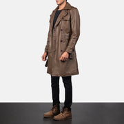
Mocha Brown Calfskin Leather Trench Coat - Bakifrån med perfekt axelpassform och ren fåll
