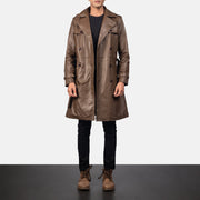 
Närbildsdetalj of Shirt & Heavy-Duty Zipper Hardware on Royson Brun Leather Duster Läderrock för Herr