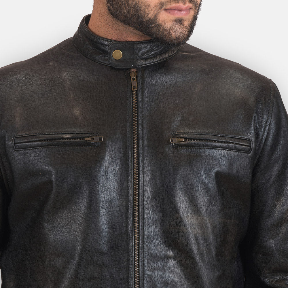 
Närbild på bandkrage med tryckknapp och dragkedja på Rustic Black Leather Biker Jacket
