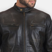 
Närbild på bandkrage med tryckknapp och dragkedja på Rustic Black Leather Biker Jacket