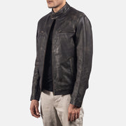 
Passformsperspektiv på  Rustic Black Leather Biker Jacket på modell i naturligt dagsljus