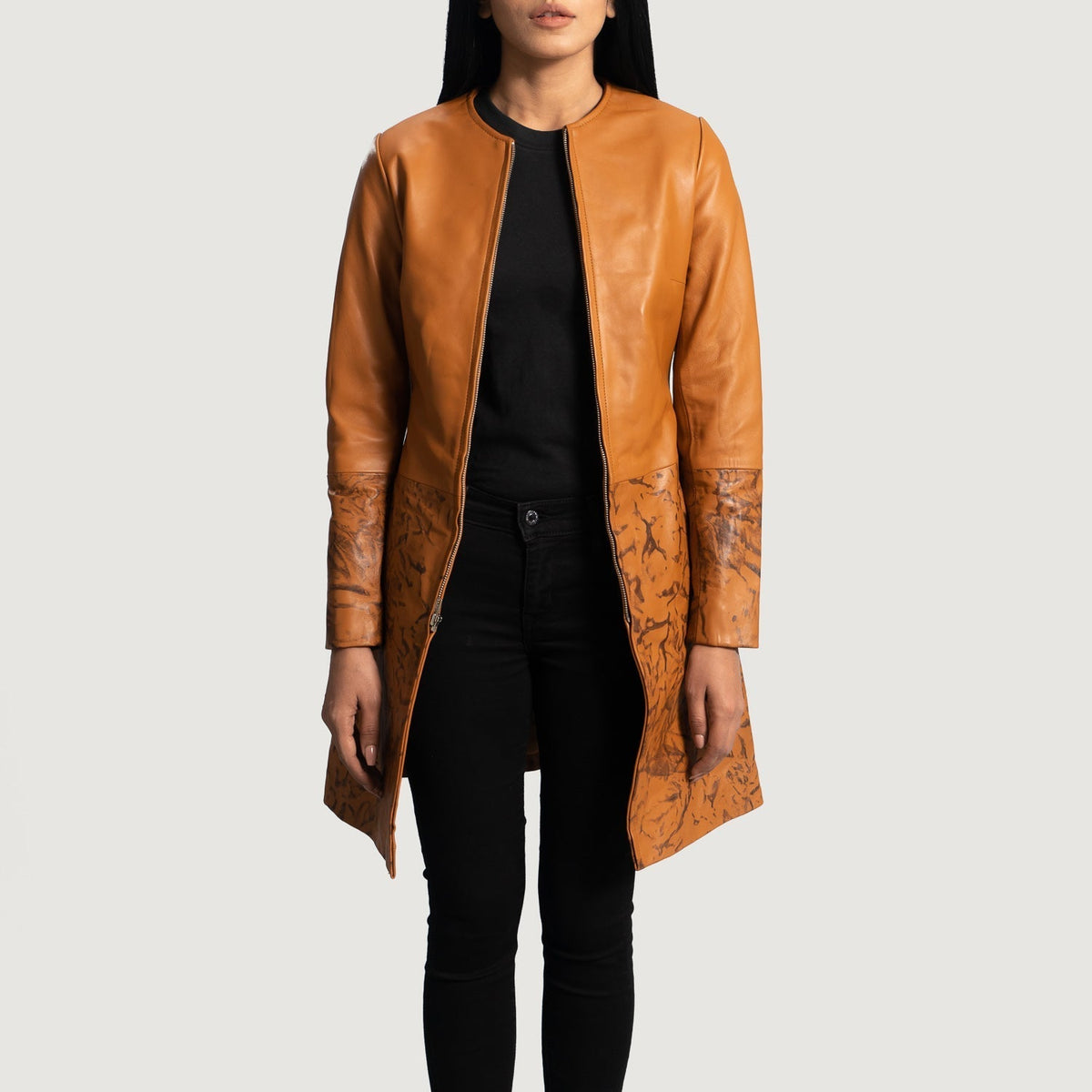 Women's Sandy Ljusbrun Dye Leather Coat för Dam - Lateral Side Profile View Showing Sleeve Cut &amp; Athletic Taper Fit
