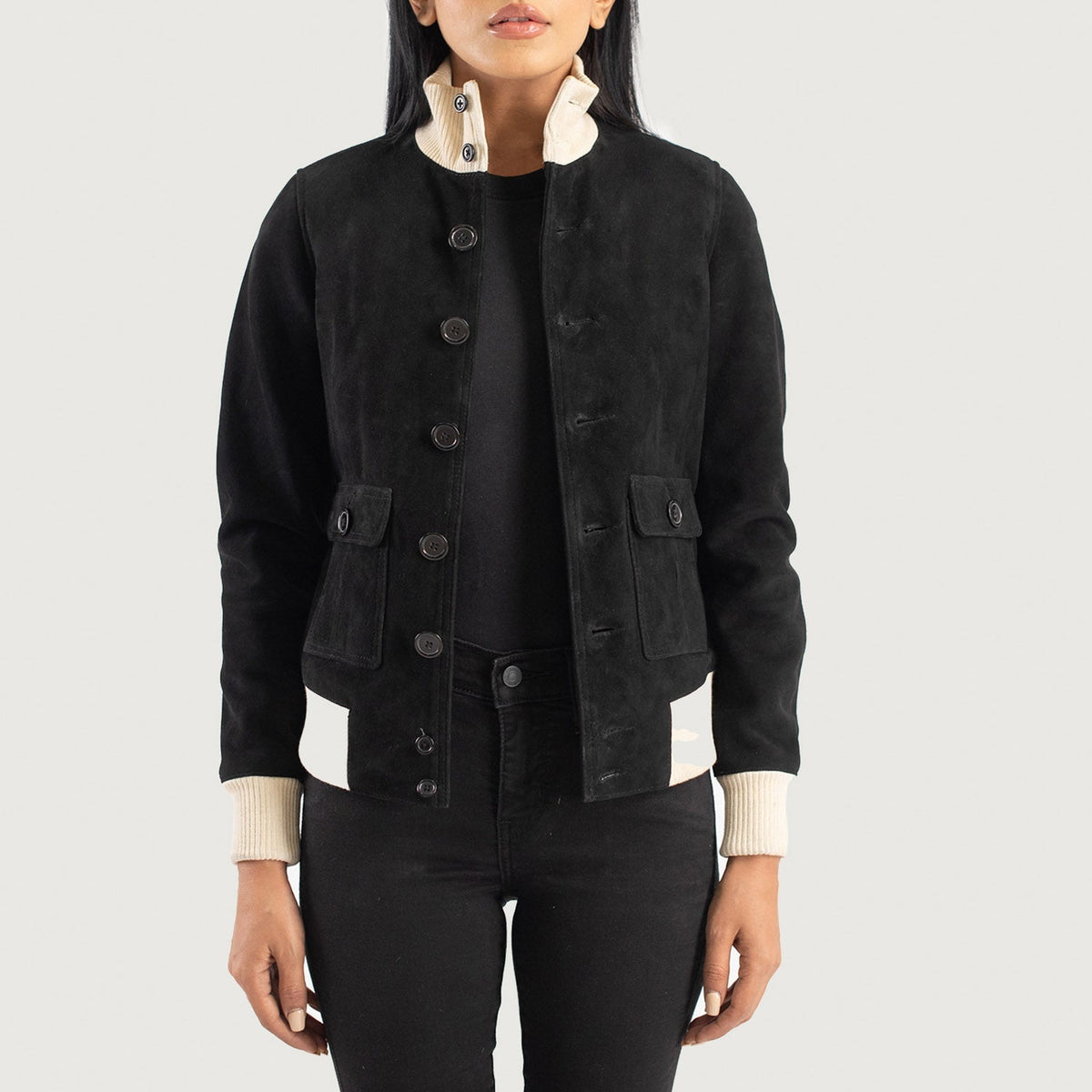 
Sasha A1 Black Suede Bomber Jacket in Black Goatskin Suede - Framifrån med skräddarsydd silhuett | Handla online