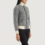 
Passformsperspektiv på  Sasha A1 Black Suede Bomber Jacket på modell i naturligt dagsljus