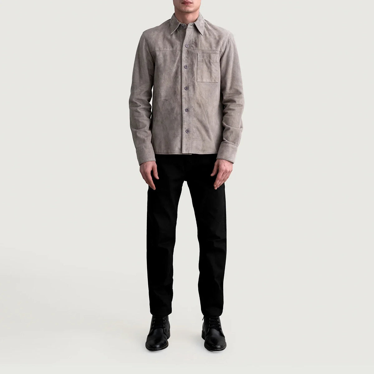 
Närbildsdetalj of Shirt & Buttons Hardware on Scout Grey Suede Leather Shirt för Herr för Herr