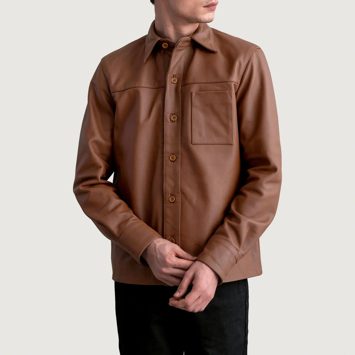 Scout Matte Brun Leather Shirt för Herr - Lateral Side Profile View Showing Sleeve Cut &amp; Athletic Taper Fit