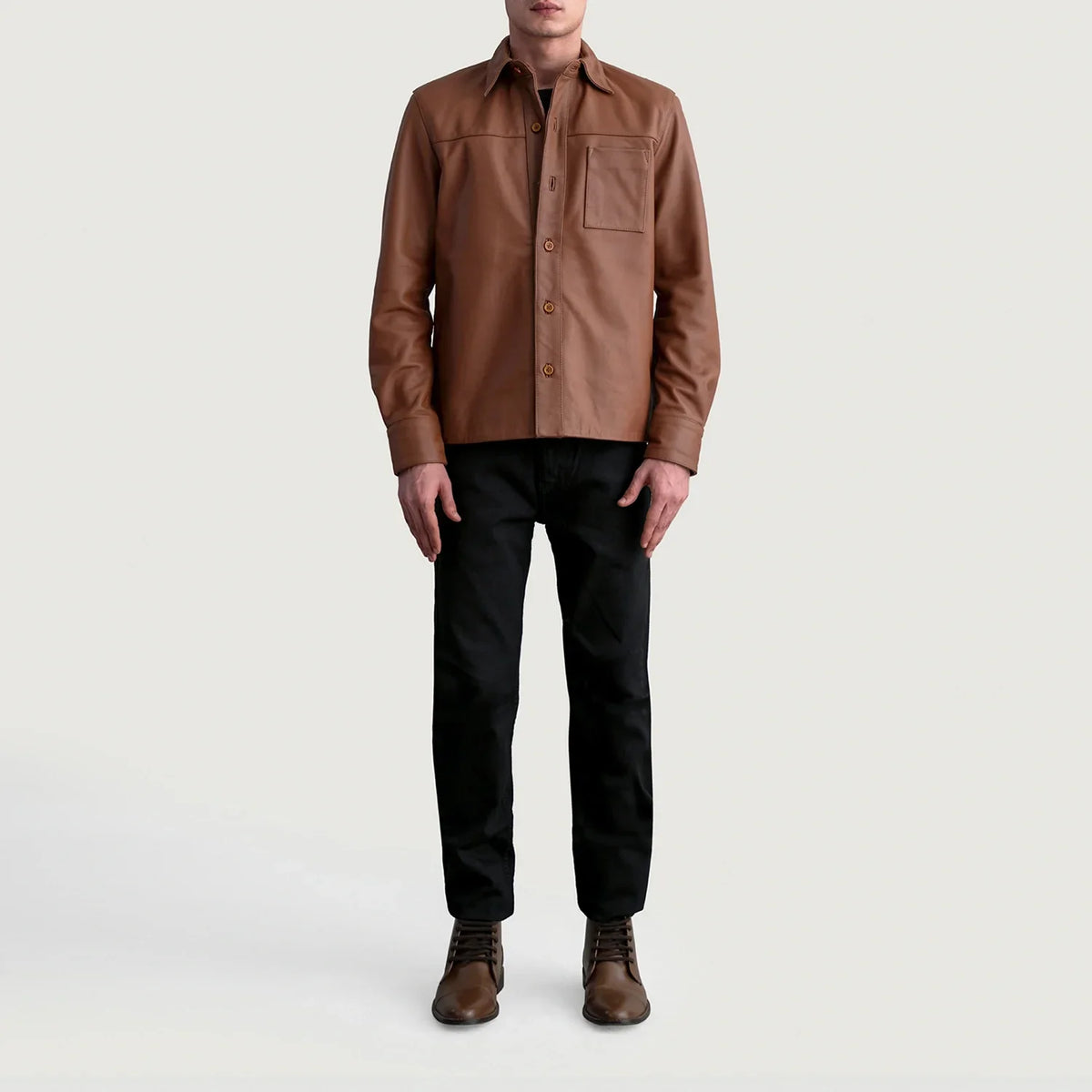 Close-Up Detail of Shirt &amp; Buttons Hardware on Scout Matte Brun Leather Shirt för Herr