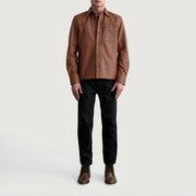 Close-Up Detail of Shirt &amp; Buttons Hardware on Scout Matte Brun Leather Shirt för Herr