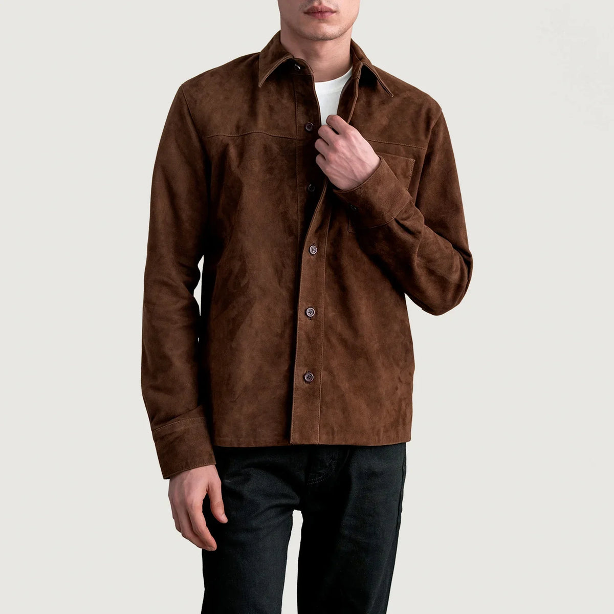 
Scout Mocha Suede Leather Shirt för Herr för Herr in Brown Goatskin Suede - Framifrån med skräddarsydd silhuett | Handla online
