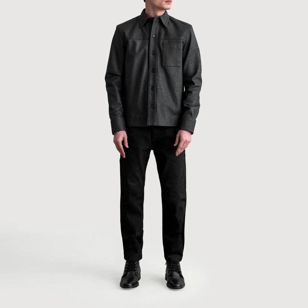 
Närbildsdetalj of Shirt & Buttons Hardware on Scout Tumbled Svart Leather Shirt för Herr
