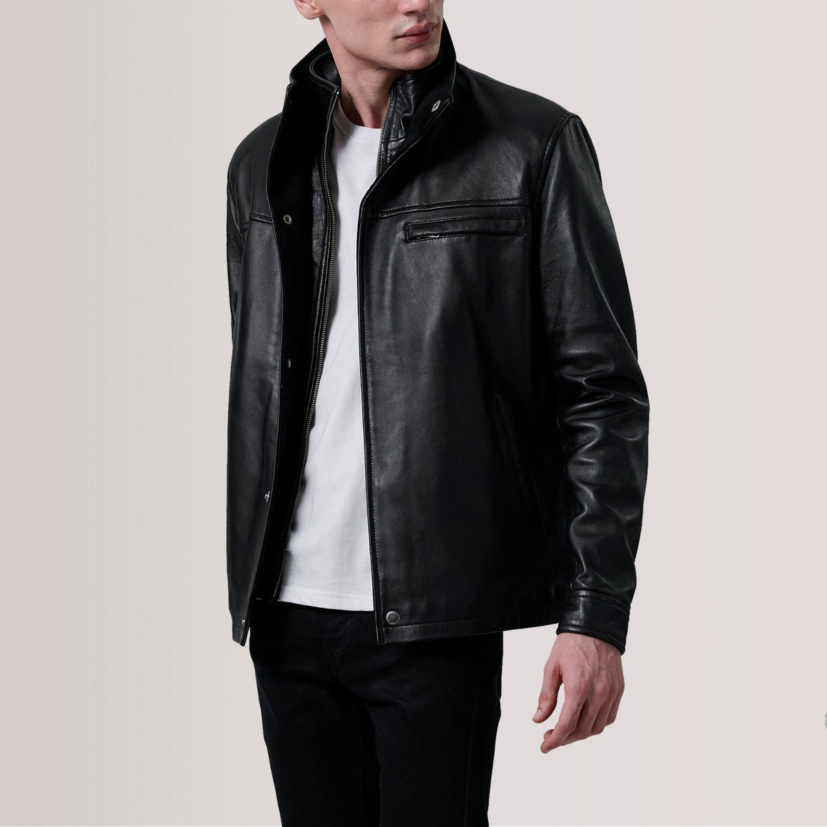 Sean Svart Leather Classic Läderjacka för Herr For Men in Black Sheepskin Leather - Front Profile View &amp; Tailored Silhouette | Buy Online