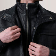 Close-Up Detail of Shirt &amp; Zipper Hardware on Sean Svart Snuffed Classic Läderjacka för Herr For Men