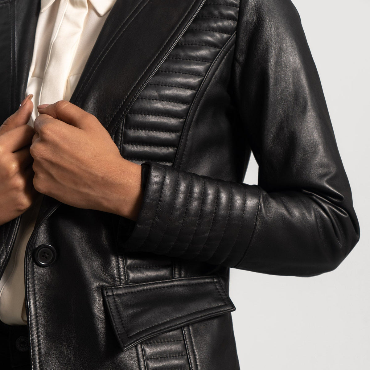 Women's Selina Svart Leather Blazer för Dam - Lateral Side Profile View Showing Sleeve Cut &amp; Athletic Taper Fit