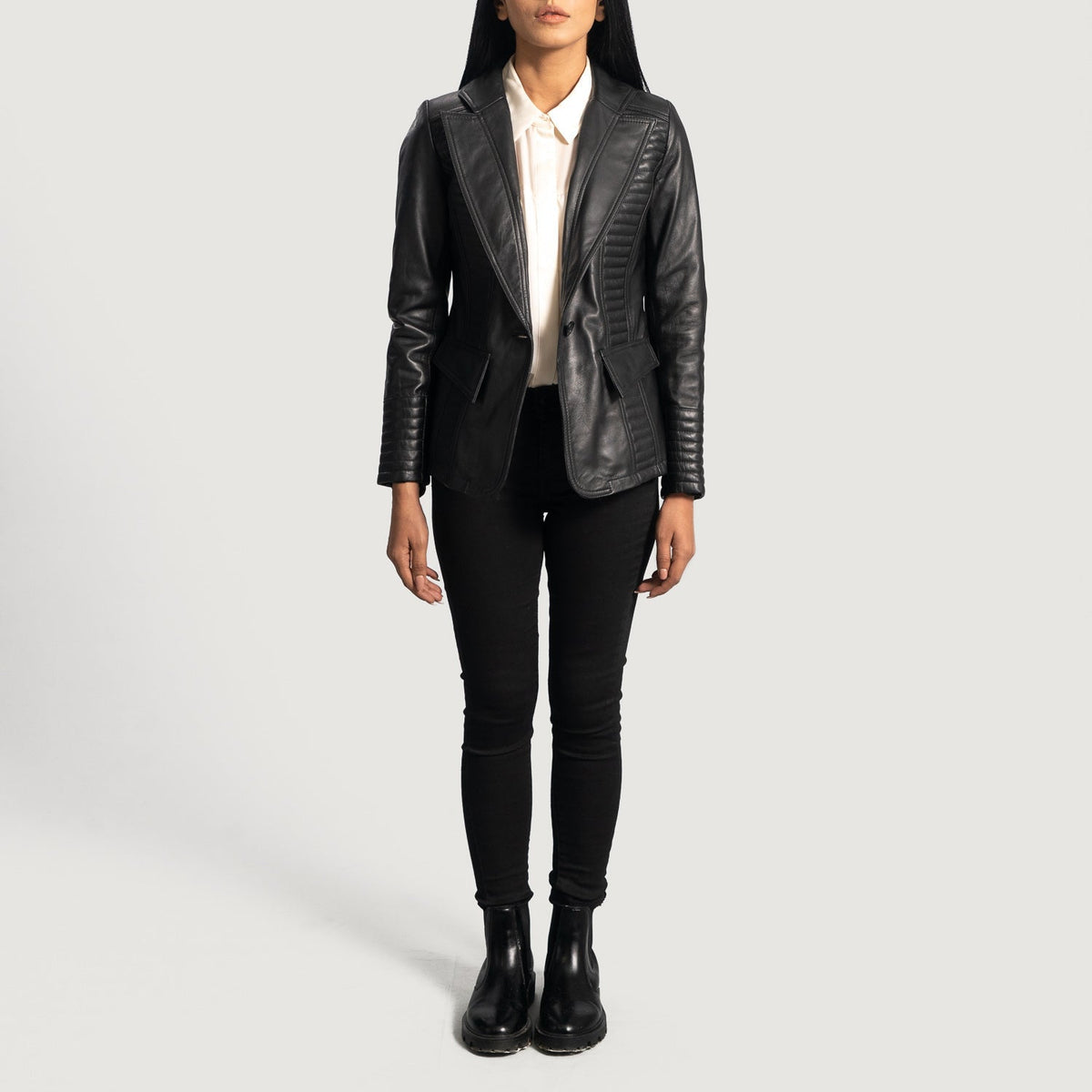Close-Up Detail of Notch &amp; Button Hardware on Women's Selina Svart Leather Blazer för Dam