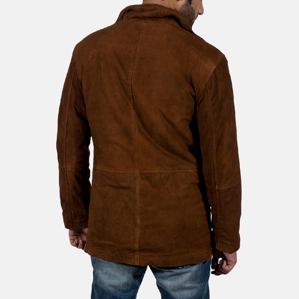 Close-Up Detail of High neck &amp; Zipper with Button Flap Hardware on Men's Sheriff Brun Suede Läderjacka för Herr