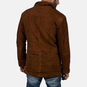 Close-Up Detail of High neck &amp; Zipper with Button Flap Hardware on Men's Sheriff Brun Suede Läderjacka för Herr