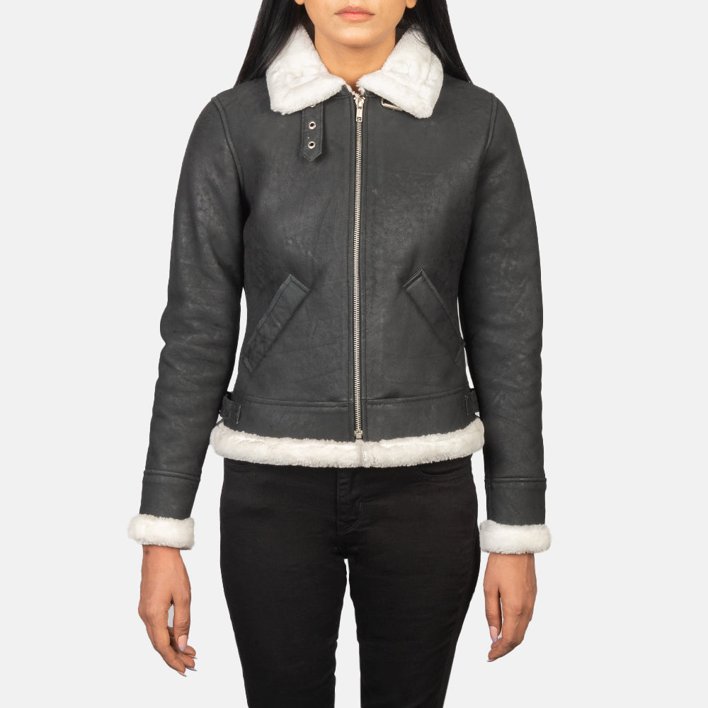 
Passformsperspektiv på  Sherilyn B-3 Distressed Black Leather Bomber Jacket på modell i naturligt dagsljus