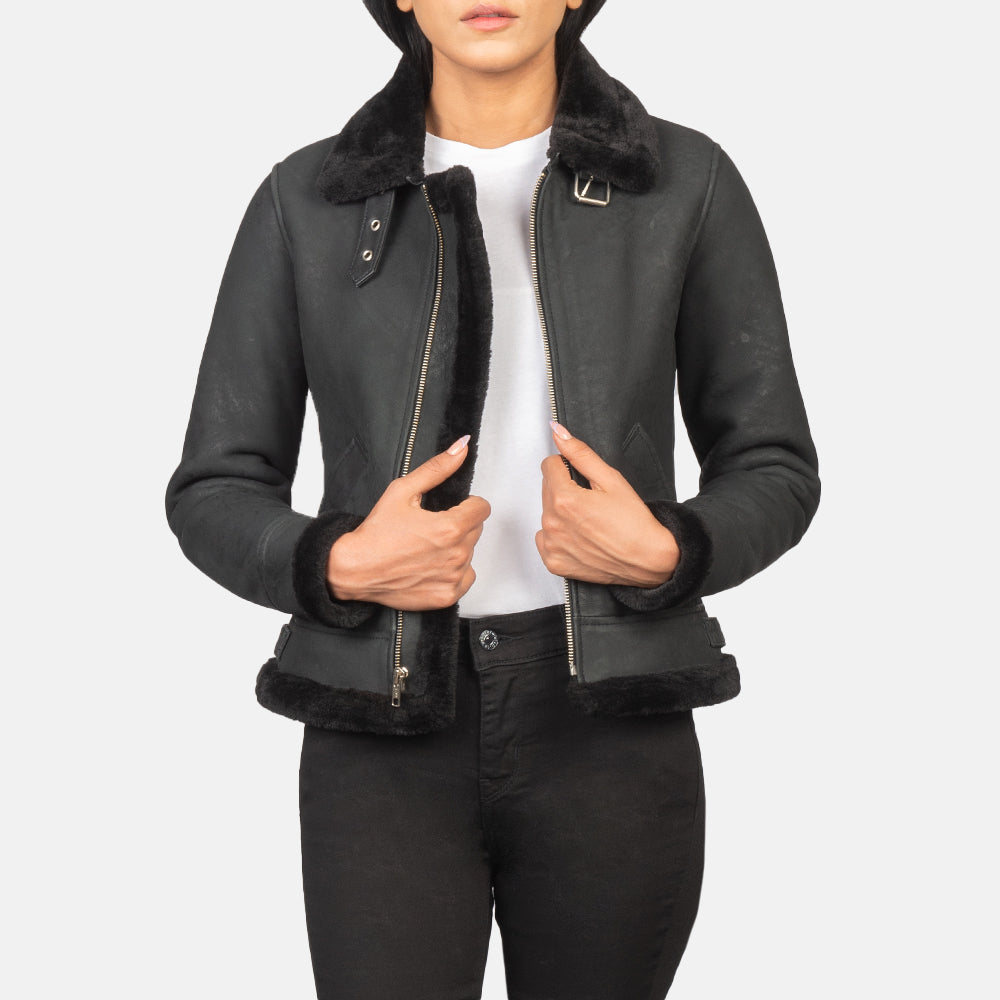 
Sherilyn B-3 Distressed Black Leather Bomber Jacket in Distressed Black Sheepskin Snuffed - Framifrån med skräddarsydd silhuett | Handla online