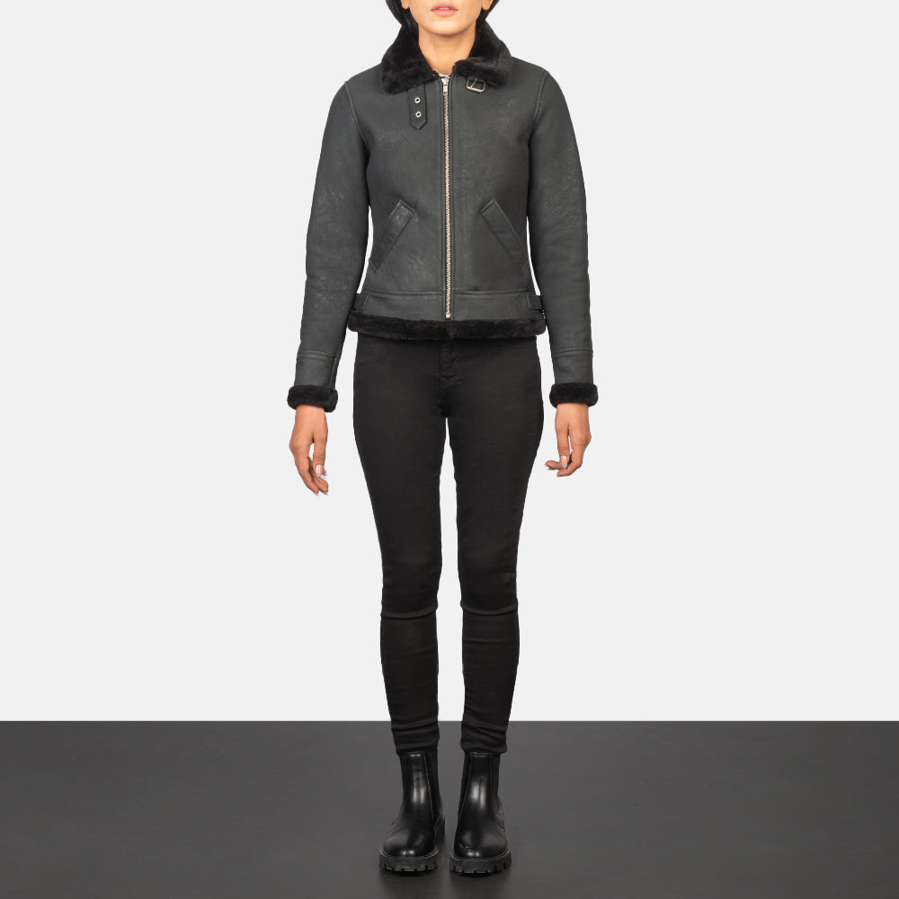 
Sherilyn B-3 Distressed Black Leather Bomber Jacket - Sidoprofil som visar ärmskärning