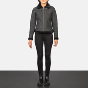 
Sherilyn B-3 Distressed Black Leather Bomber Jacket - Sidoprofil som visar ärmskärning