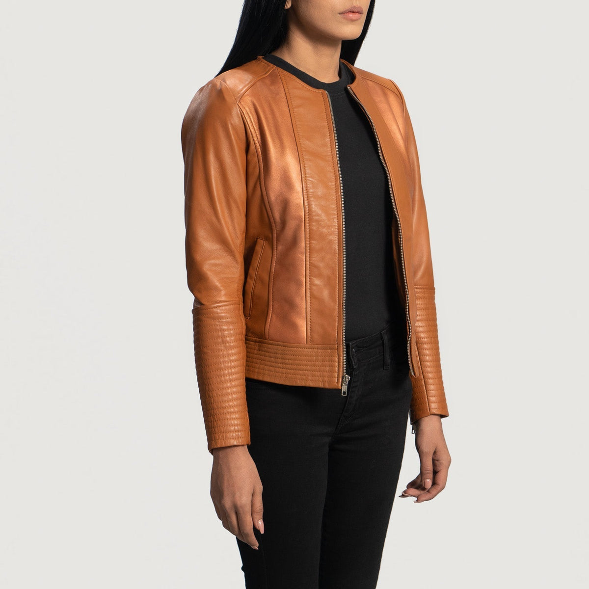 
Tan Brown Sheepskin Leather Biker Jacket - Bakifrån med perfekt axelpassform och ren fåll